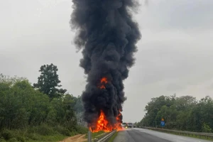 Xe bồn chở xăng dầu cháy dữ dội trên cao tốc, tài xế tử vong