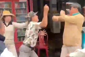 Nhiều người lao vào đánh nhau vì giành khách ở đèo Hải Vân