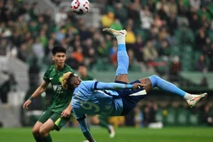 Đồng đội té tử vong, đội vẫn ra sân, Olaroiu thay Bento