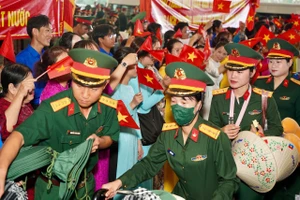 Xúc động tiễn chân các lực lượng diễu binh, diễu hành tại sân bay Tân Sơn Nhất sau Lễ kỷ niệm 30-4 