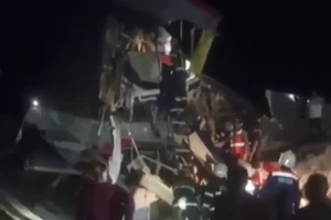 VIDEO: Cầu sập nghi do nổ ở Nga rơi đè xe lửa, hơn 30 người thương vong