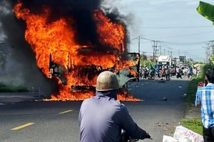Cà Mau: Hai vợ chồng tử vong, xe tải bốc cháy sau tai nạn