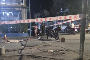 Người thân ôm bé gái khóc ngất vì bị taxi tông tử vong trong khu dân cư