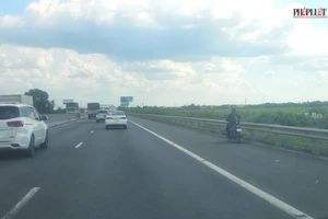 Bất chấp biển cấm, xe máy vẫn “lọt” cao tốc TP.HCM – Trung Lương