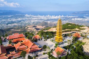 Bảo tháp 13 tầng vàng óng ánh trên đỉnh núi Chín Khúc