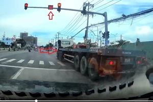 Camera ghi cảnh tài xế xe đầu kéo chạy sai làn, vượt đèn đỏ ở TP.HCM