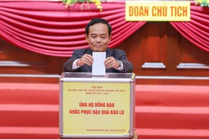 Đại biểu dự Đại hội Đảng bộ TP.HCM ủng hộ đồng bào thiệt hại do bão, lũ