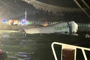 Máy bay Boeing 747 trượt đường băng rồi rơi xuống biển ở Hong Kong