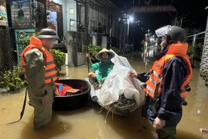 Đà Nẵng đang mưa trắng trời, 1 xã có hơn 2.000 hộ bị ngập, chia cắt