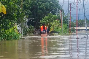 Nha Trang vẫn ngập sâu, nhiều nơi nước lũ vẫn cuồn cuộn đổ về