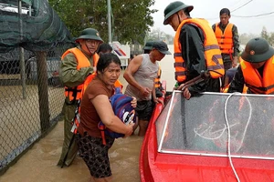 Huy động xe thiết giáp và phương tiện bay ứng cứu người dân vùng lũ Gia Lai