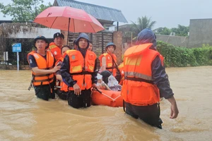 Lũ lên vượt mức lịch sử, nhiều nơi dọc Miền Trung - Tây Nguyên ngập sâu