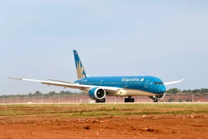 Clip: Từ buồng lái, khoảnh khắc lịch sử máy bay Boeing 787 đầu tiên hạ cánh xuống sân bay Long Thành