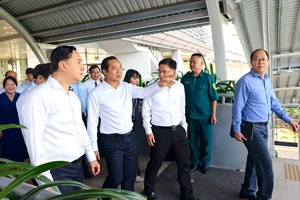 Chủ tịch Nguyễn Văn Được đi metro đến Trung tâm Phục vụ Hành chính công TP.HCM