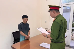 Công an đọc lệnh bắt đối với Giang.