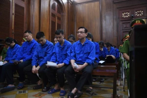 Sáng nay, tòa xét xử vụ án xảy ra tại công ty đã kiểm nghiệm kẹo Kera, sữa Hiup