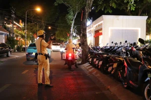Gần 100 phương tiện bị CSGT ghi hình phạt nguội khi đậu xe lấn chiếm vỉa hè ở Thủ Đức