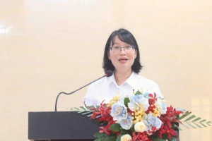 Bà Trần Thị Diệu Thúy cam kết tháo gỡ vướng mắc trường lớp tại phường Trung Mỹ Tây