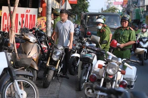 Ra quân xử lý lấn chiếm vỉa hè, lập lại trật tự giao thông khu vực đường Hiệp Bình