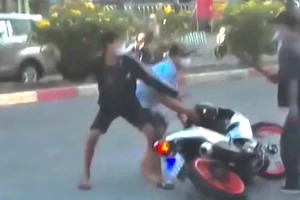 Nhóm thanh niên cầm hung khí rượt đuổi, đánh nhau trong KCN Sóng Thần