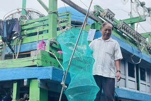 Ngư dân Bình Định đưa rác thải nhựa từ biển vào đất liền