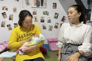 Bé trai 1 ngày tuổi bị bỏ rơi trước nhà người dân ở Bình Định 