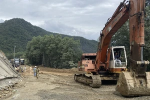 Thi công quốc lộ 19 khiến đèo An Khê ách tắc 12 tiếng