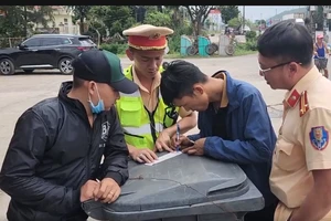 Tài xế cố thủ trong xe, không chấp hành yêu cầu kiểm tra của công an