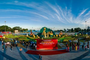 Đông đảo người tới check-in cụm linh vật rồng ở Bình Định