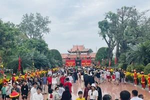 Dòng người đổ về Bảo tàng Quang Trung trong lễ kỷ niệm 235 năm chiến thắng Ngọc Hồi-Đống Đa