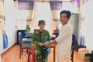 Người đàn ông bán giúp vé số và trả lại tiền cho người đánh rơi