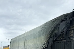 Xe tải bốc cháy khi đang dừng đèn đỏ ở Bình Định