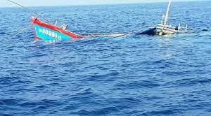 Tàu hàng tông gãy mũi tàu cá Bình Định rồi bỏ chạy