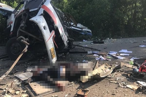 Xe tải tông vào xe khách ở Bình Định, tài xế tử vong