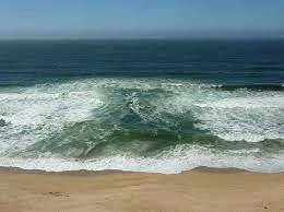 Bình Định: Cứu 2 bé trai bị sóng cuốn trên biển Trung Lương