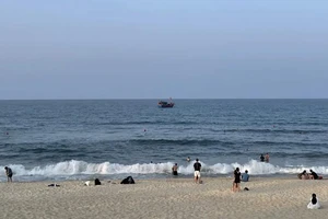 1 thiếu niên bị sóng cuốn mất tích khi tắm biển