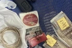 Khởi tố 4 người dàn dựng việc 'làm rơi vàng' để cướp giật 