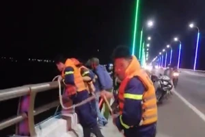 Cứu sống 1 thanh niên nhảy cầu Thị Nại