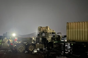 30 phút khống chế đám cháy lớn ở bãi đậu xe 