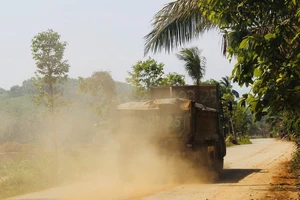 Bình Định xử lý xe ben chở vật liệu thi công cao tốc gây mất an toàn