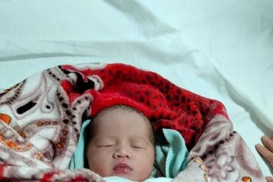 Bé gái sơ sinh 1 ngày tuổi bị bỏ rơi trước cổng chùa