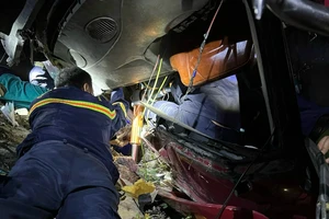 Xe đầu kéo bị lật, tài xế kẹt trong cabin