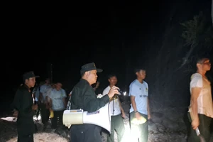 Hàng trăm người xuyên đêm chữa cháy rừng ở Bình Định