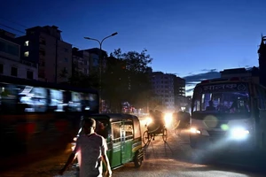 Mất điện ở ở trung tâm thủ đô Dhaka (Bangladesh) ngày 4-10. Ảnh AFP