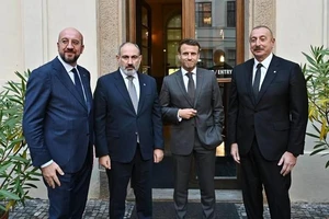 Tổng thống Azerbaijan - ông Ilham Aliyev, Thủ tướng Armenia - ông Nikol Pashinyan, Tổng thống Pháp Emanuel Macron và Chủ tịch EC - ông Charles Michel tại thủ đô Prague (CH Czech) ngày 6-10. Ảnh: RT