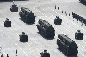 Các binh sĩ Nga trưng bày tên lửa hạt nhân tầm xa RS-24 Yars trong lễ duyệt binh mừng Ngày Chiến thắng tại thủ đô Moscow (Nga) ngày 7-5. Ảnh: SPUTNIK