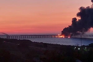Cháy trên cầu Crimea sau một vụ nổ xe tải ngày 8-10. Ảnh: SPUTNIK