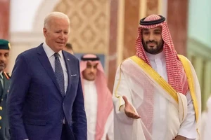 Tổng thống Mỹ Joe Biden (trái) và Thái tử Saudi Arabia - ông Mohammed bin Salman tại Cung điện Al-Salam, thành phố Jeddah (Saudi Arabia) vào tháng 7. Ảnh: REUTERS
