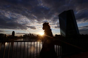 Một người đi trên đường ở thành phố Frankfurt (Đức) ngày 23-5-2021 khi đại dịch COVID-19 đang hoành hành ở nước này. Ảnh: REUTERS