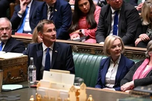 Tân Bộ trưởng Tài chính Anh Jeremy Hunt (giữa) ngồi cạnh Thủ tướng Liz Truss tại Hạ viện Anh ở thủ đô London ngày 17-10. Ảnh: REUTERS
